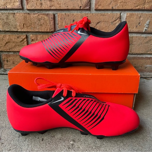 Nike Other - Nike Junior Phantom Venom Club FG Sz 6Y Red/Black